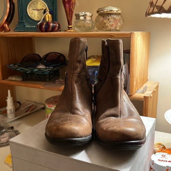 Clarks leather ankle boots, brown, size 6.5M - Picture 5 of 5